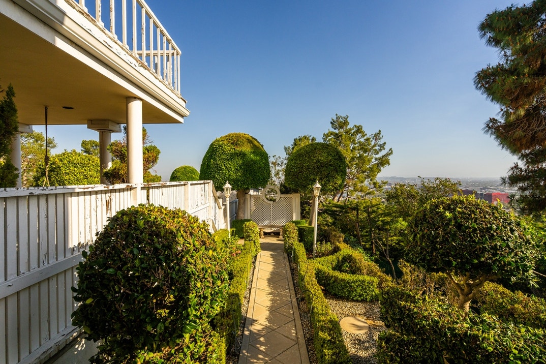 Richard Simmons Hollywood Hills New Photos 9