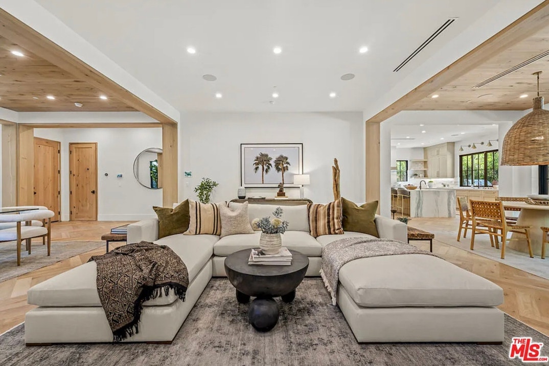 Peta Murgatroyd and Maks Chmerkovskiy Lists L.A. Home For Rent 18