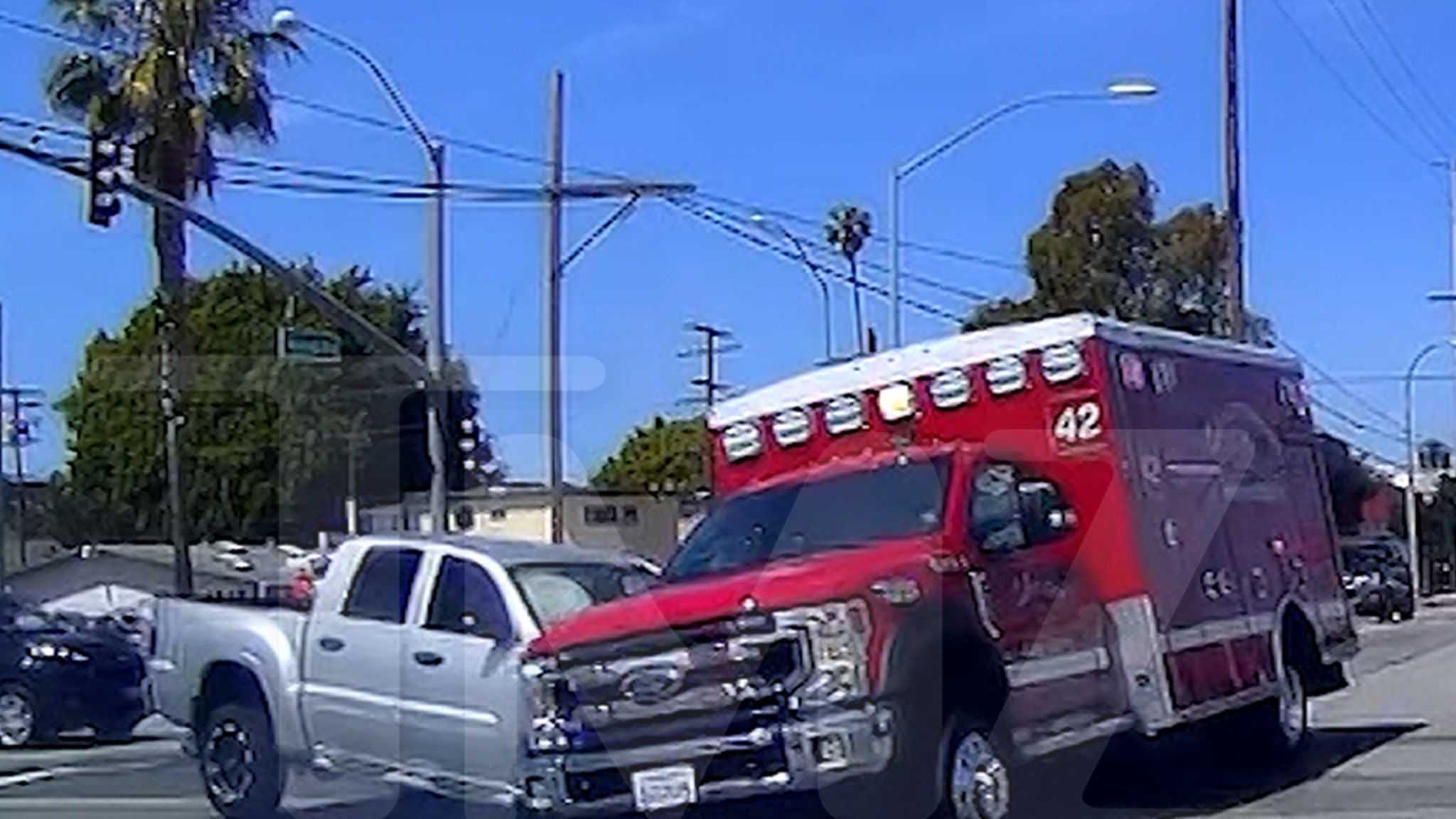 视频显示卡车撞上载有病人的救护车