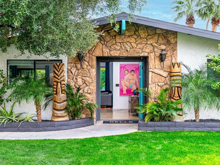 Jonathan Bennett -- Lists Palm Springs Mai Tai Manor Home