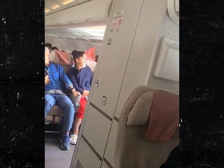 Yolcu, Asiana Uçuşunda Havada Acil Durum Kapısını Açıyor, Videoda Terör Görülüyor