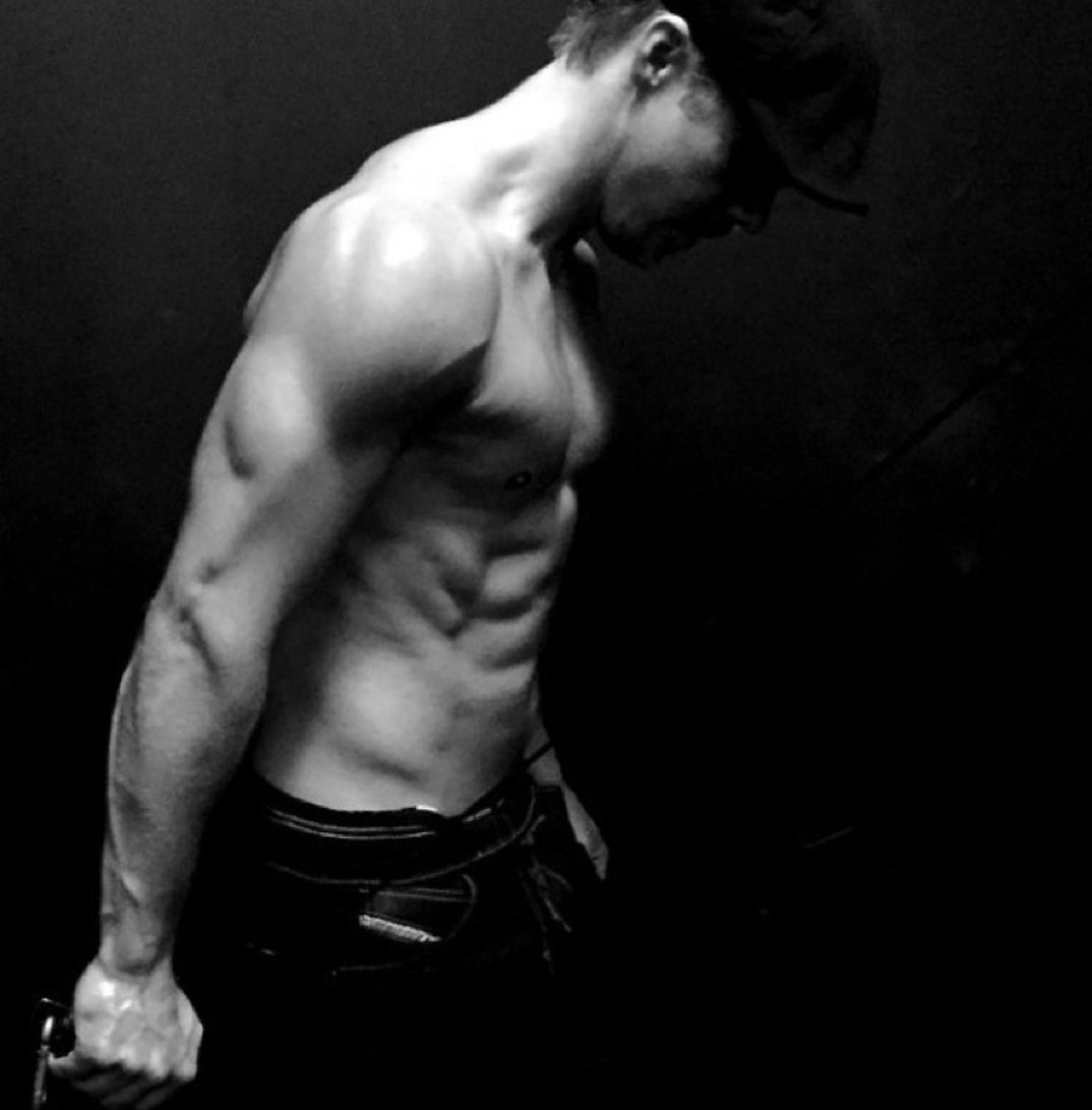 1206_derek_hough_shirtless03