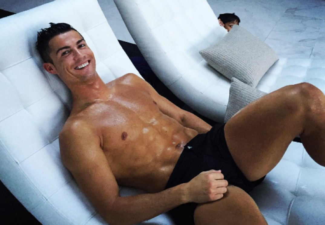 0110_Cristiano_Ronaldo_Shirtless_Shots14