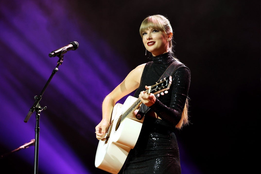 1010 Taylor Swift Performance Pics 1