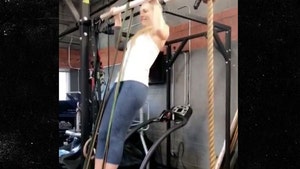 Lindsey Vonn -- Broken Arm Pull Ups ... Seriously. (Video)