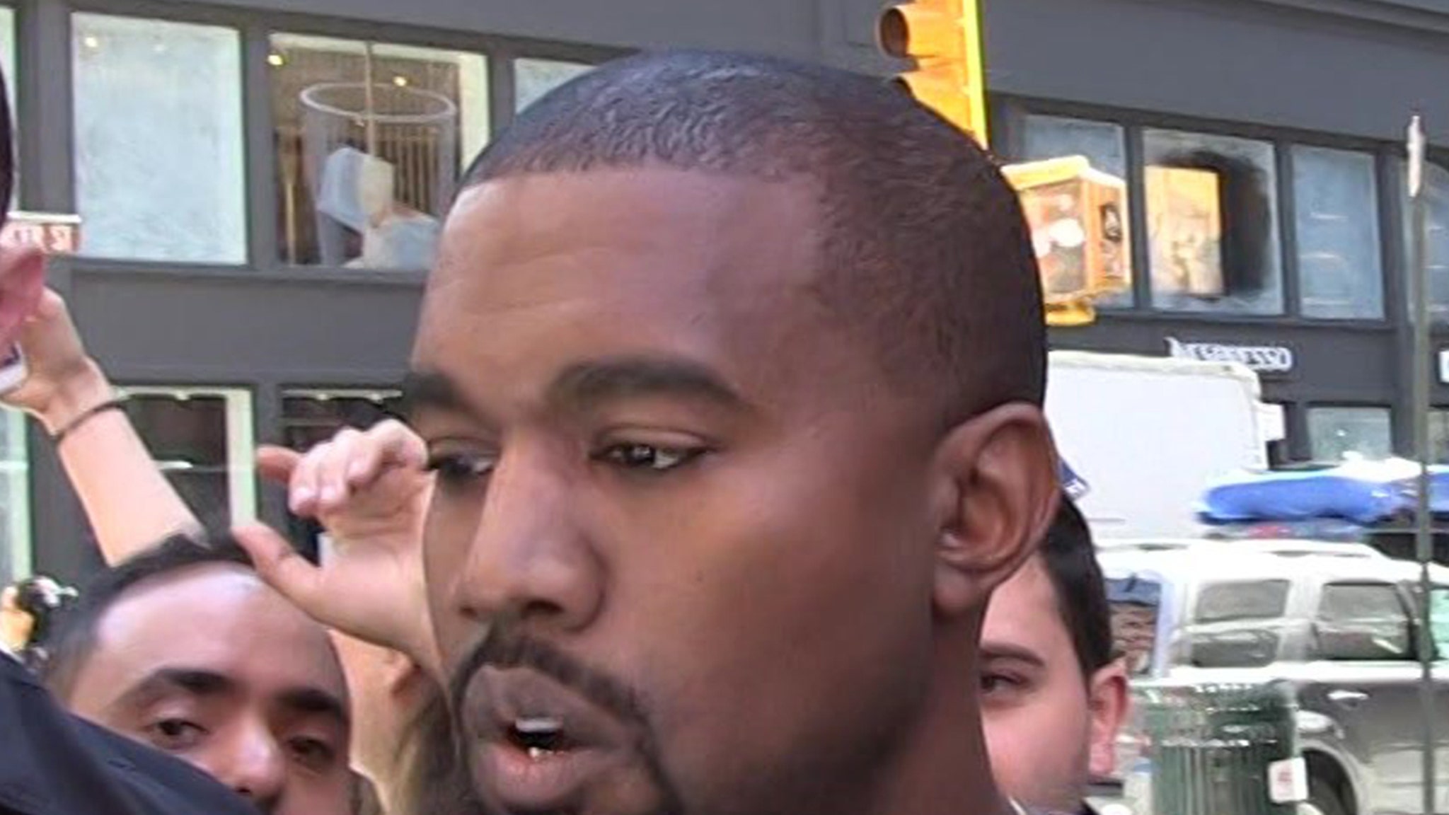 Kanye West vit comme un passant, soufflant de l’argent