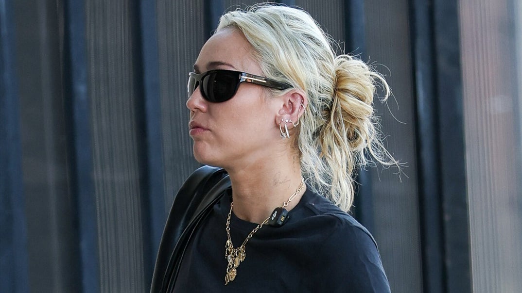 0826-Miley-Cyrus-First-Sighting-Dolly-Parton-PRIMARY