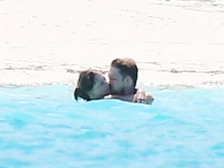 Taylor Swift And Joe Alwyn Making Out On Vacation