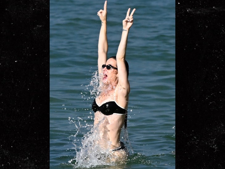 0822-katy-perry-flants-bikini-body-in-mai-orlando-bloom-split-premary-2