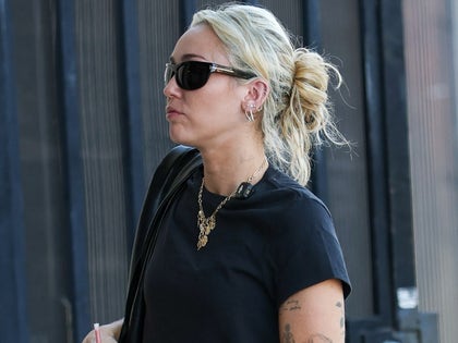 0826-Miley-Cyrus-First-Sighting-Dolly-Parton-PRIMARY