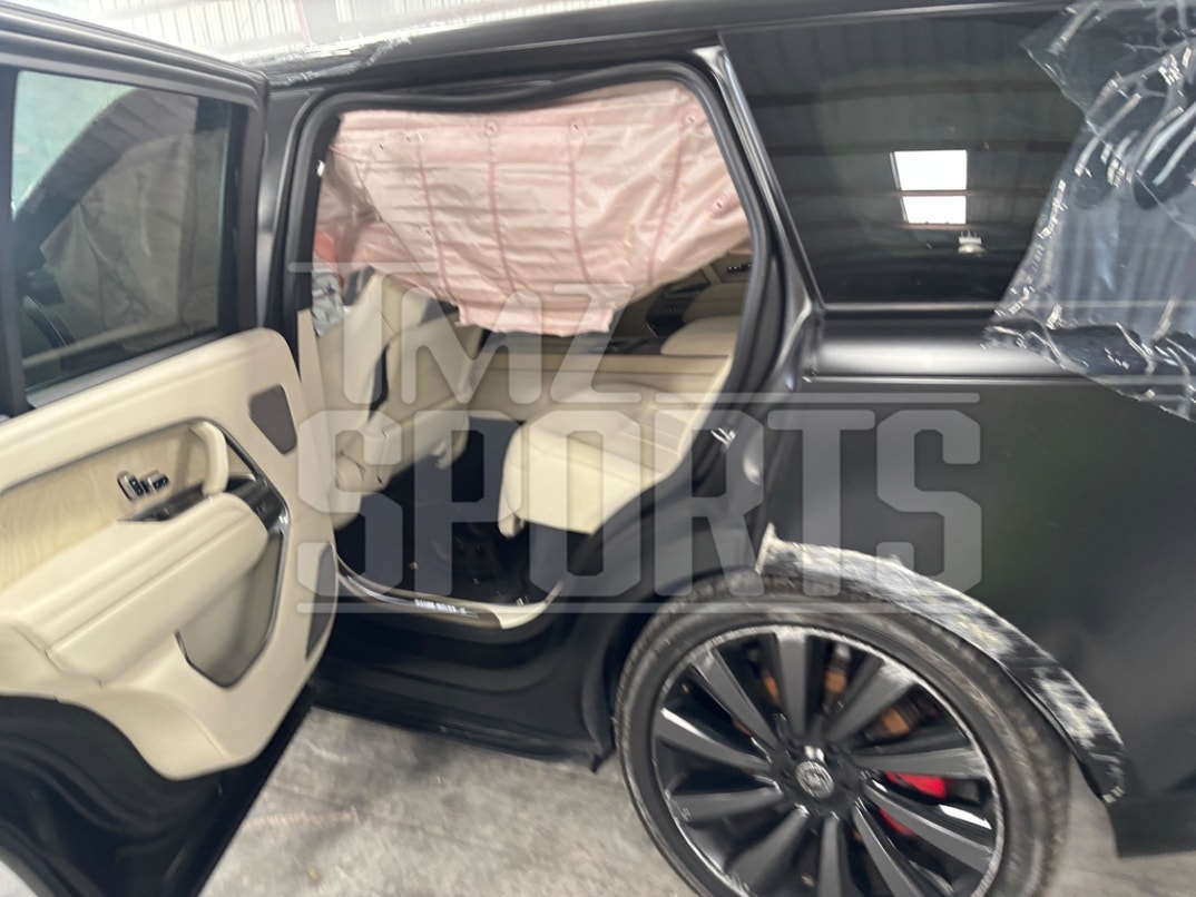 Tiger Woods Car Crash Aftermath Photos 15