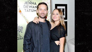 1208-tobey-maguire-jennifer-meyer-GETTY-01