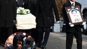'Parasite' Star Lee Sun-kyun's Wife in Tears at His Funeral