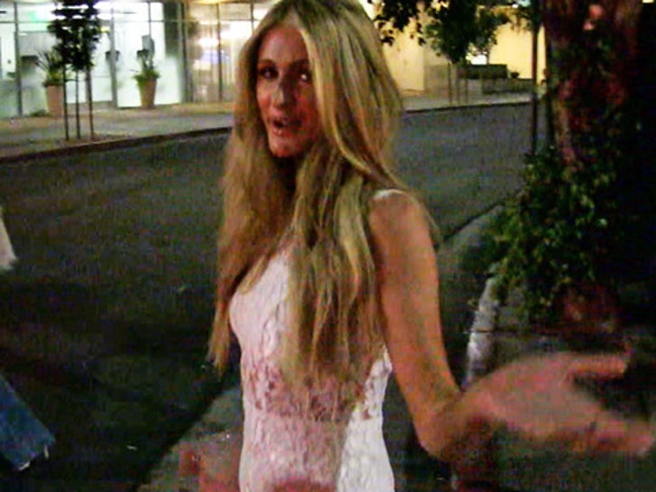 031215_paris_hilton_primary