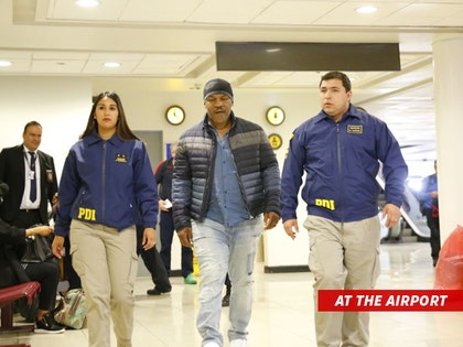 1109-mike-tyson-airport-arrest-photo-twitter-01