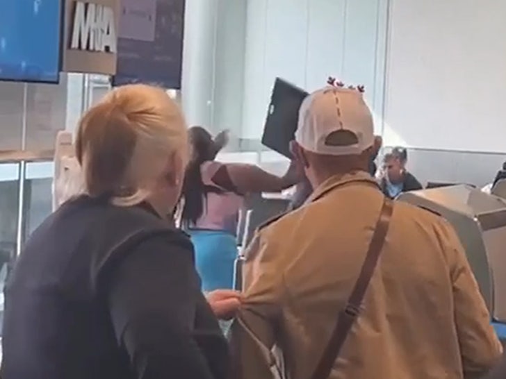 f9d68123de444827920c8b7f9b5215b8 md | Woman Throws Computer at Airline Agent at Miami Airport, Video Shows | The Paradise News