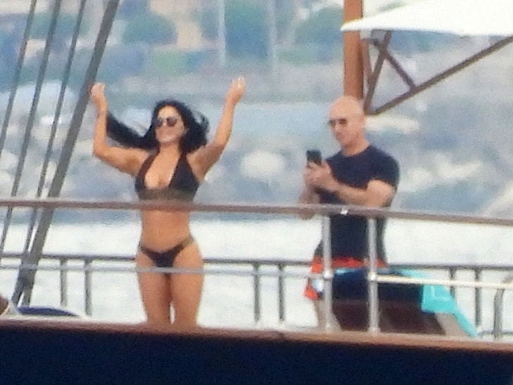 Jeff Bezos Plays Photog for Bikini-Clad Lauren Sanchez on Superyacht