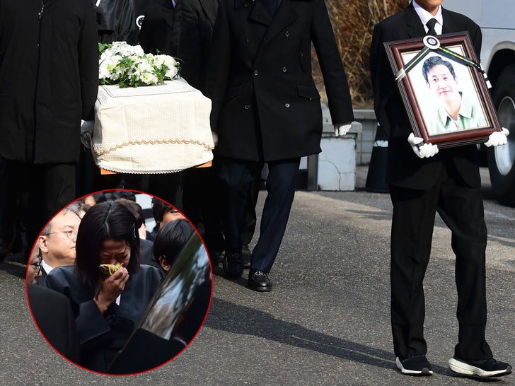 'Parasite' Star Lee Sun-kyun's Wife in Tears at His Funeral