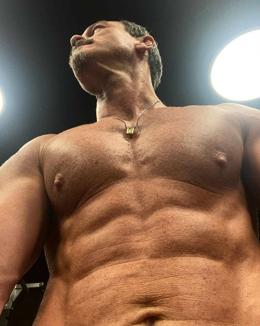 luke-evans-shirtless-photos1