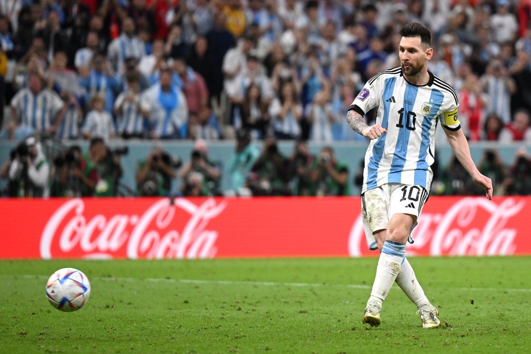 Lionel Messi On The Field Photos 12