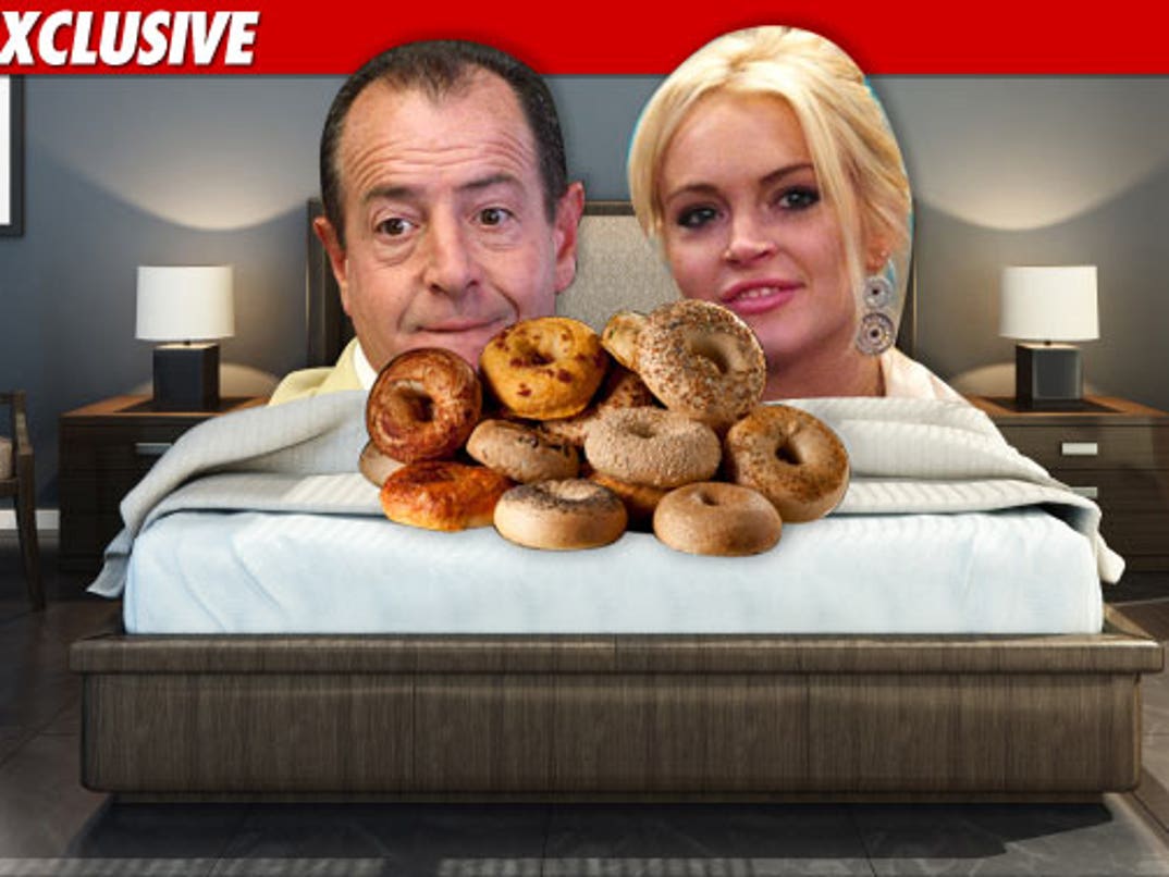 Lindsay Lohan And Michael Lohan Sit On Her Bed In Venice