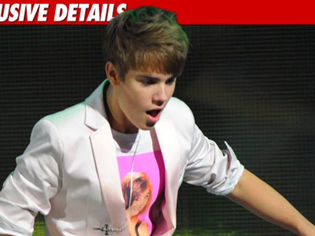 Justin Bieber -- Clash w/ Plainclothes picture