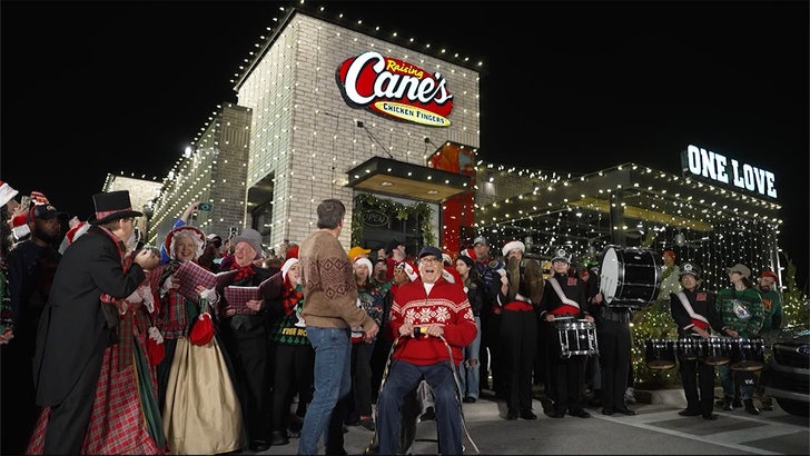 Chevy Chase Recreates ‘Christmas Trip’ Lighting at Elevating Cane’s