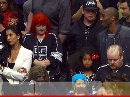 0416_kobe_bryant_vanessa_bryant_hockey_game