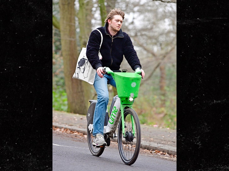 Joe Alwyn terlihat sedikit acak-acakan saat menikmati perjalanan Lime Bike di Boxing Day di London