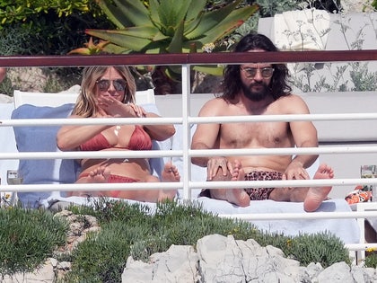 Heidi Klum And Tom Kaulitz Sun Bathing At Their Hotel In Cannes 9