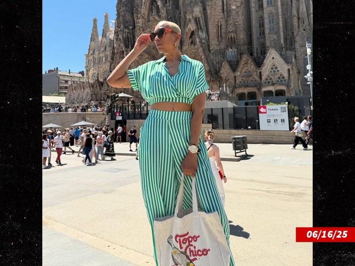 Elle Simone Scott insta 2