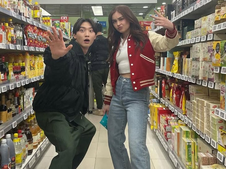 Image 15: 0403-XO-Kitty-BTS-Sub2