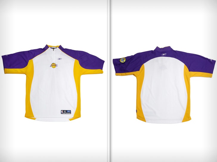 Kobe Bryant's shooting shirt from 81-point game sells for 277,000 dollars -  Eurohoops