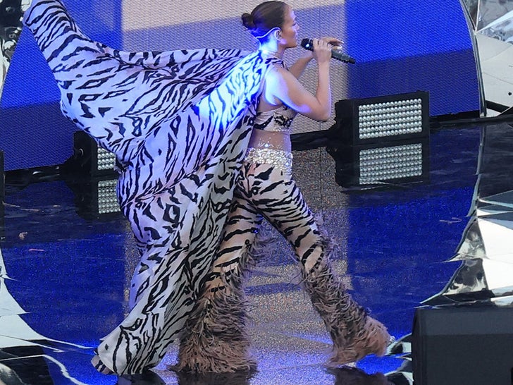 Jennifer Lopez carries a $3,355 handbag as she arrives at a dance rehearsal