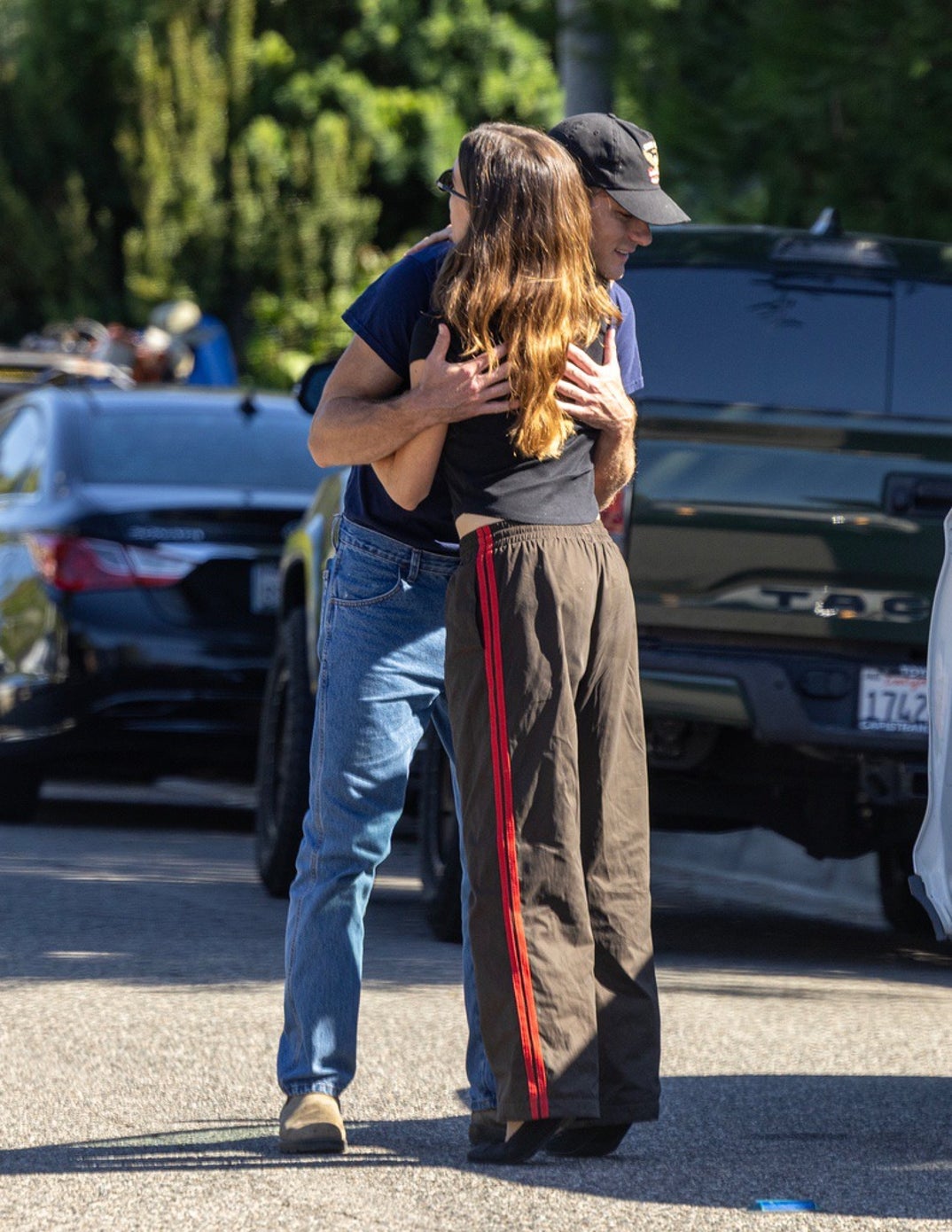 Kaia Gerber Friends Look For Cat 0000