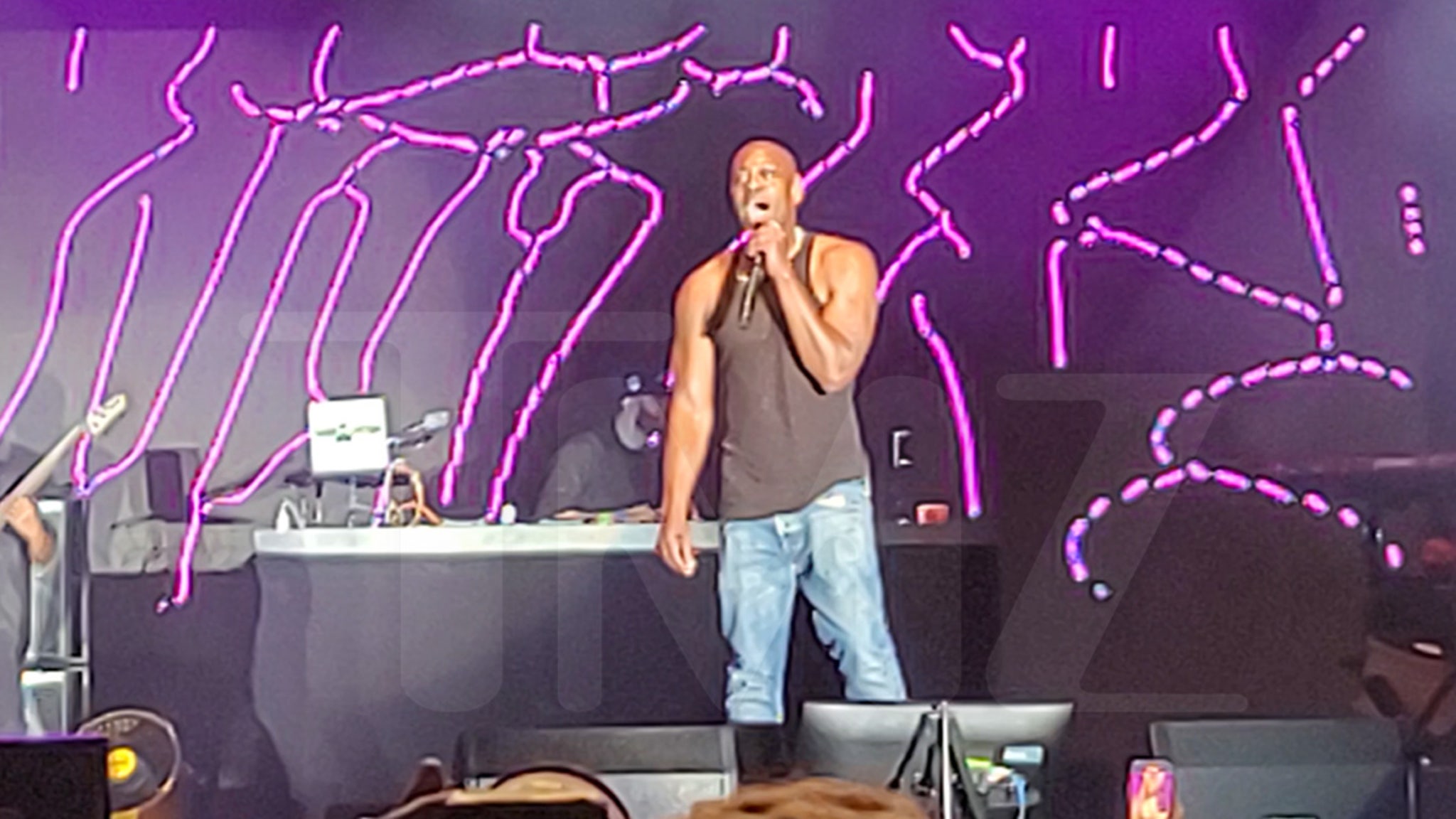 يغني Dave Chappelle في مهرجان أوهايو للموسيقى بعد مجموعة Snoop Dogg