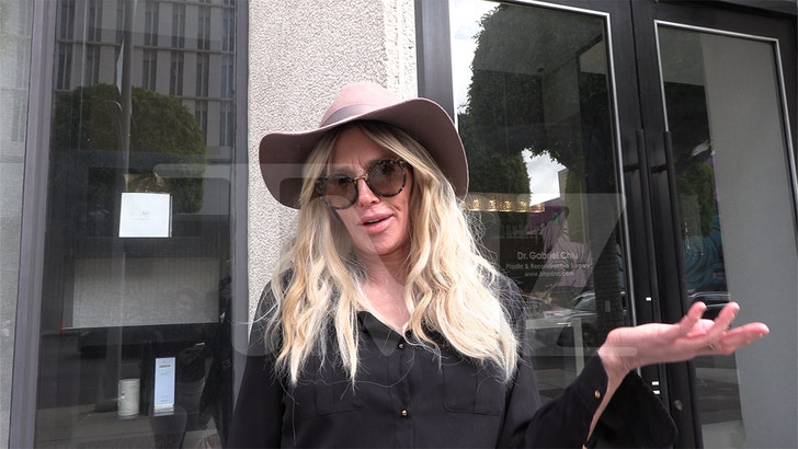 ブランディ・グランヴィル、豊胸手術で顔に寄生虫が発生すると語る