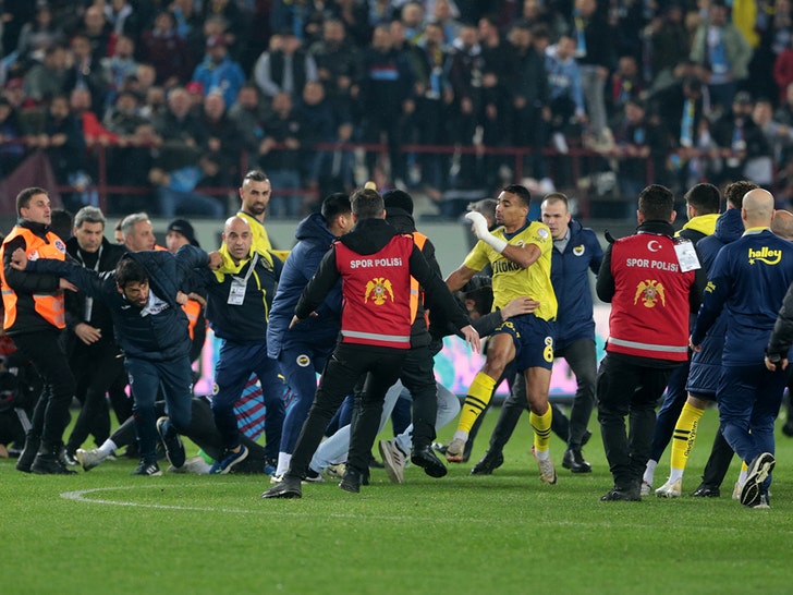 Trabzonspor fans invade pitch attack Fenerbahce