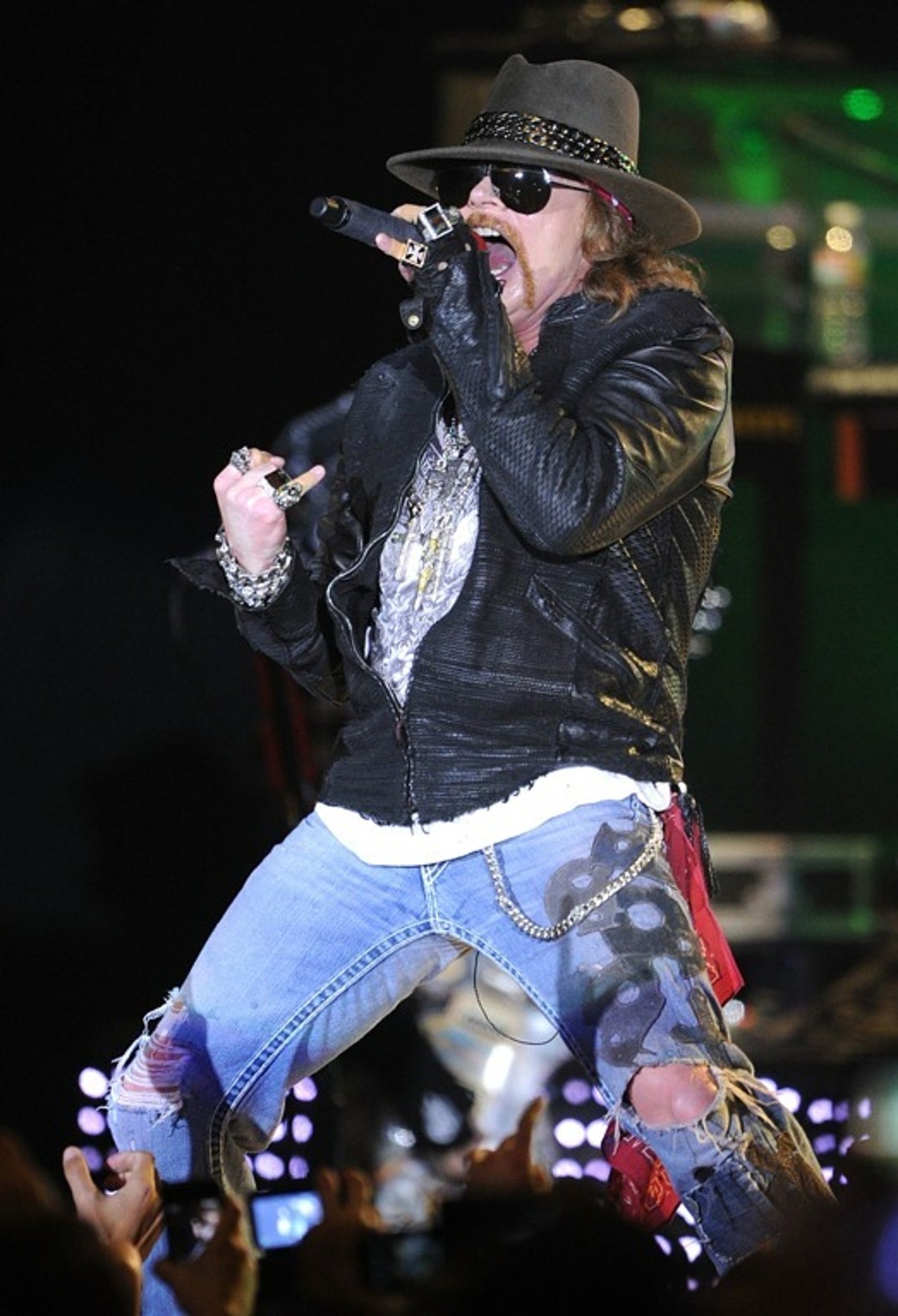 0401_gunsnroses_performance_08