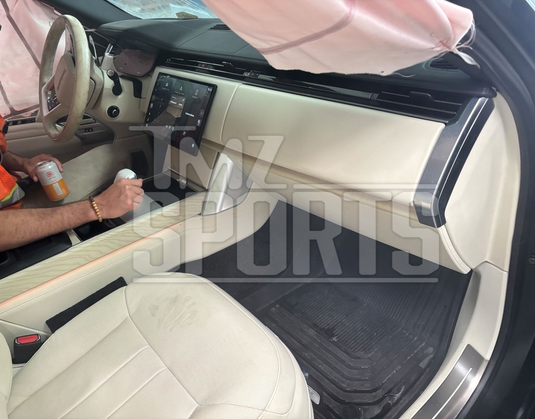 Tiger Woods Car Crash Aftermath Photos 21