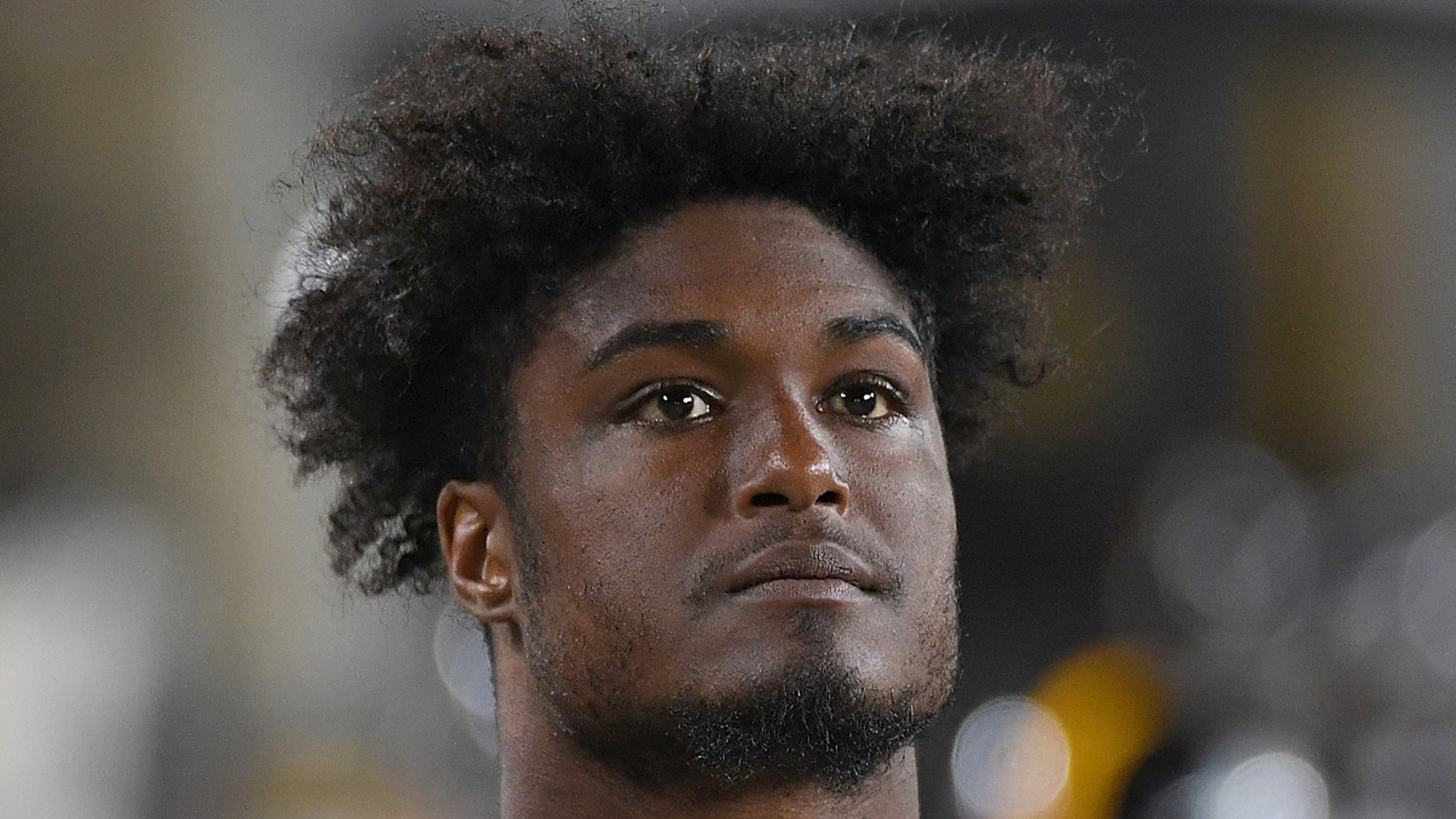 Myles Jack van de NFL viel uit het raam op de tweede verdieping vóór de wapenarrestatie, zeggen de politie