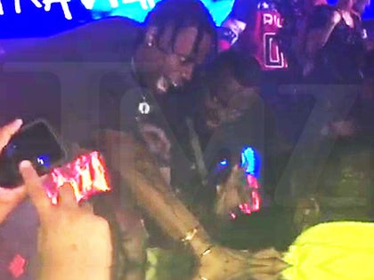 081915_travis_scott_primary