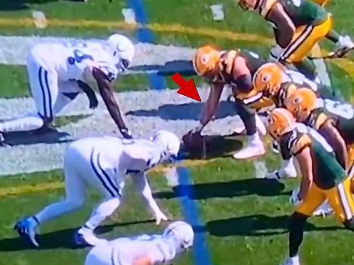 Green Bay Packers center vomits in Football 1