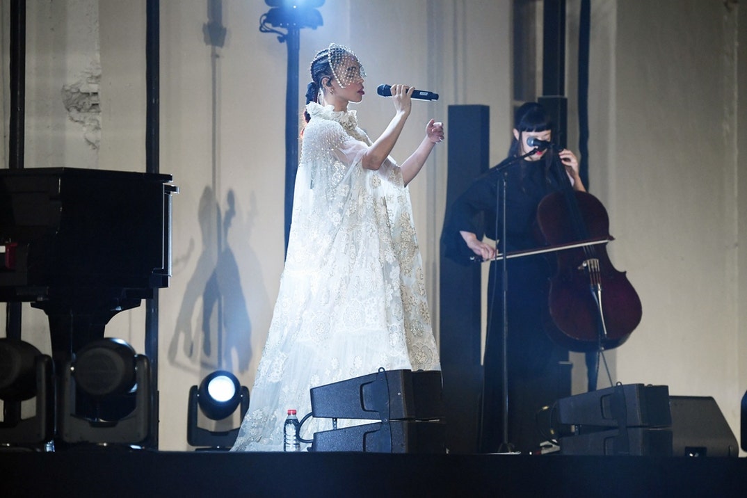 FKA Twigs Performance Singing Stage Photos 12