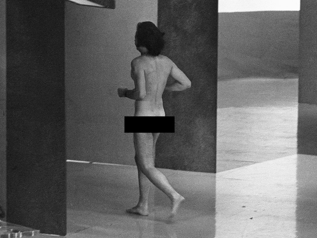 At the 1974 Oscars, artist Robert Opel ran naked across the stage during the live broadcast, interrupting host David Niven. Niven hit the mic with the quick-witted response, “the only laugh that man will ever get in his life is by stripping off and showing his shortcomings.