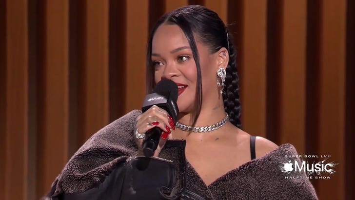 Rihanna Super Bowl İlk Yarı Gösterisini Rocks, İnternet Hamile Olduğunu Düşünüyor