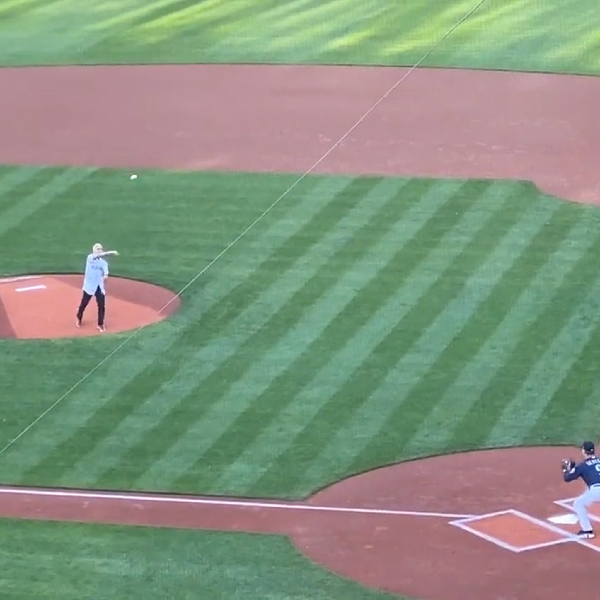 Special night for me with throwing the first pitch. Thanks @dodgers for the  hospitality! ⚾️💙