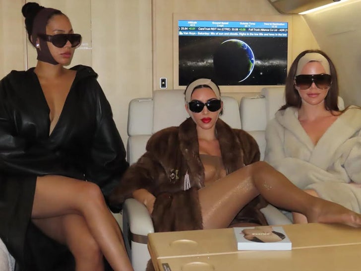 0818-Kim-Kardashian-and-Khloe-Korea-Plane-SUB