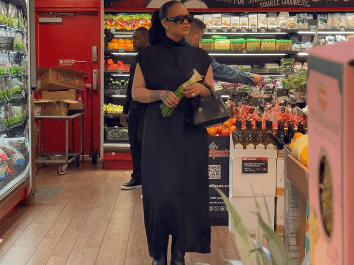 021026_rihanna_walk_primary