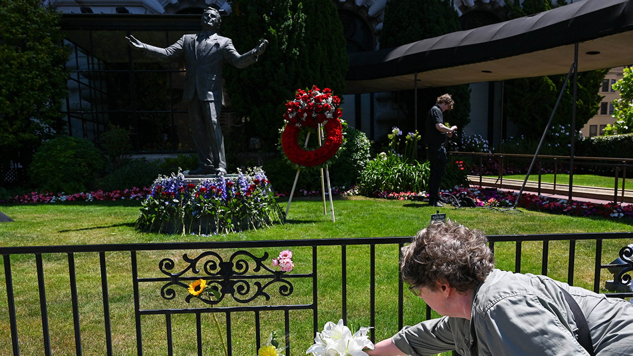 Monumentos a Tony Bennett aparecen en todo el país tras la muerte del cantante